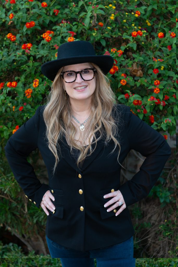 Lisa Zonder in black with hat